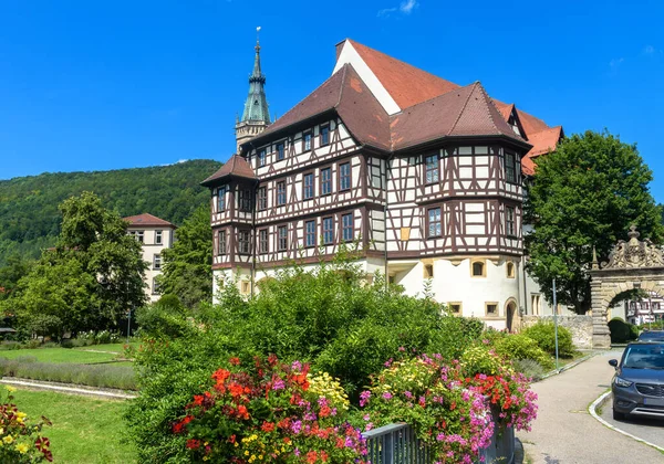德国坏乌拉赫城堡住宅 Residenzschloss 或住宅宫 这座漂亮的城堡是巴登 符腾堡的地标 夏季德国旧城区的中世纪半木结构房屋 — 图库照片