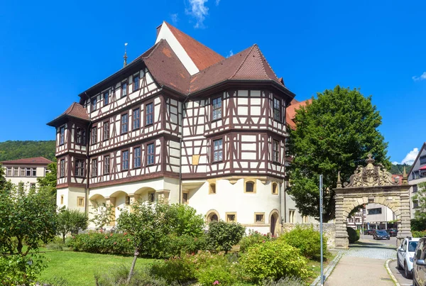 德国坏乌拉赫城堡住宅 Residenzschloss 或住宅宫 这座漂亮的房子是巴登 符腾堡的地标 中世纪的半木式德国豪宅 夏天在古城 — 图库照片