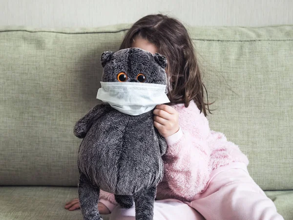 Niño Jugando Con Juguete Suave Durante Pandemia Coronavirus Covid Divertida — Foto de Stock