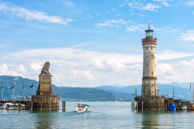 Almanya, Lindau, Constance Gölü 'nde liman girişi. Aslan heykeli ve deniz feneri olan güzel bir manzara. Yazın Constance ya da Bodensee manzarası. Lindau kasabası Bavyera 'nın turistik merkezi.
