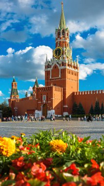 Moskova Kremlin yazın Kızıl Meydan 'da, Rusya' da. Burası eski Moskova 'nın ünlü simgesidir. Antik mimarinin güzel dikey görüntüsü, Moskova şehir merkezinde Spasskaya Kulesi. 