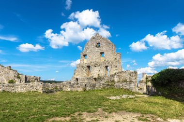 Almanya 'nın Bad Urach kentindeki Hohenurach Kalesi. Bu ortaçağ şatosunun kalıntıları Baden-Wurttemberg 'in simgesidir. Yazın Swabian Alpleri 'nin tepesinde terk edilmiş Alman şatosuyla manzara.