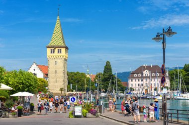 Lindau, Almanya - 19 Temmuz 2019: Constance Gölü veya Bodensee 'de Mangturm Kulesi ile Lindau seti panoraması Bu eski kasaba Bavyera 'nın turistik merkezi.