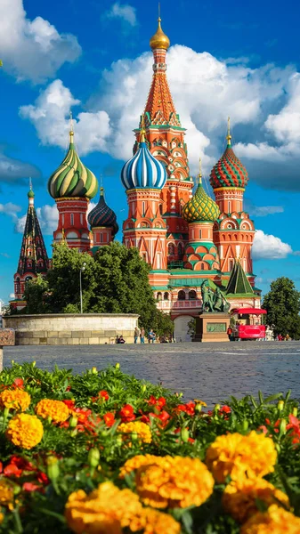 ロシアのモスクワの夏の赤の広場にある聖バジル大聖堂 この場所は 古いモスクワの有名なランドマークです モスクワ市内中心部にある古代建築の美しい垂直ビュー — ストック写真