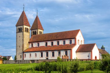 Almanya 'nın Reichenau Adası' ndaki Aziz Peter ve Paul Kilisesi. Baden-Wurttemberg 'in ünlü simgesidir. Ortaçağ Hıristiyan binası, Romantik mimari, Constance Gölü 'ndeki eski Alman kilisesi..