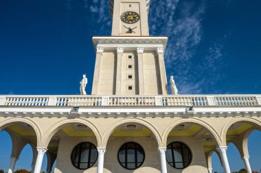Kuzey Nehri Terminali veya Moskova, Rusya 'daki Rechnoy Vokzal. Stalinist tarzda eski bina bu yıl Moskova 'nın kuzeyinde yenilendi. Sovyet mimarisinin anıtı, Moskova 'nın simgesi..