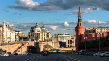Moskova şehir manzarası, Kızıl Meydan 'dan Bolşoy Moskvoretsky Köprüsü' ne, Rusya. Ünlü Kremlin sağda. Gün batımında Moskova şehir merkezinin panoraması. Moskova 'nın tarihi ve modern binaları.