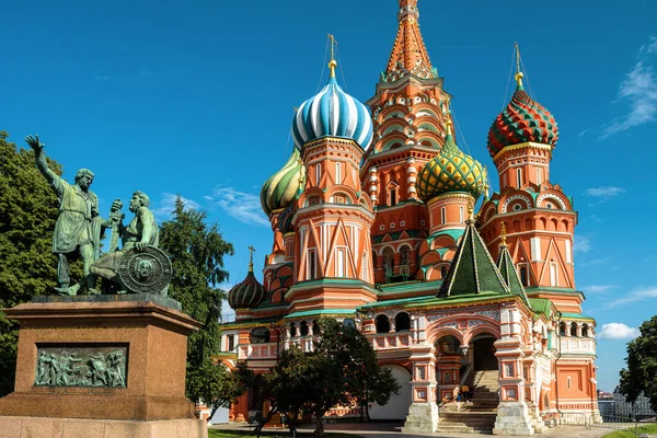 ロシアのモスクワのレッドスクエアにある聖バジル大聖堂 美しい聖バジル教会やヴァシーリーの寺院祝福は モスクワの有名なランドマークです モスクワ市内中心部の古い歴史的建造物 — ストック写真
