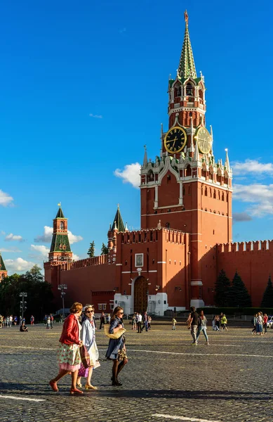 莫斯科 2020年7月23日 俄罗斯红场著名的莫斯科克里姆林宫 人们走在美丽的Spasskaya塔旁边 老克里姆林宫是莫斯科市的最高地标 旅行和地标概念 — 图库照片