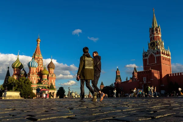 莫斯科 2020年7月23日 人们在俄罗斯莫斯科红场散步 日落时看到圣巴西尔大教堂和莫斯科克里姆林宫的美丽景色 这个地方是莫斯科著名的旅游胜地 旅行概念 — 图库照片