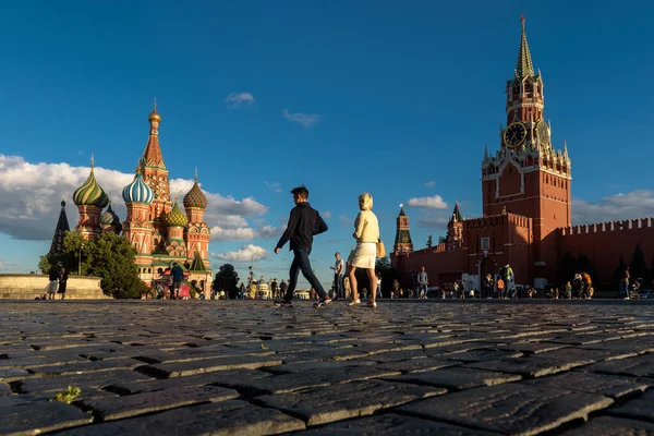 莫斯科 2020年7月23日 人们在俄罗斯莫斯科红场散步 日落时看到圣巴西尔大教堂和莫斯科克里姆林宫的美丽景色 这个地方是莫斯科著名的旅游胜地 旅行概念 — 图库照片