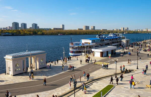 2020年9月27日 莫斯科 在俄罗斯莫斯科的北河码头 Rechnoy Vokzal 人们走在旅游船旁边 夏季莫斯科市北部的现代堤防和水运 — 图库照片