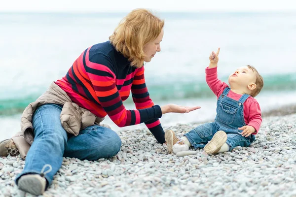 Bebe Mignon Et Sa Mere Jouent Avec Des Cailloux Bonne Famille Est Sur La Plage Au