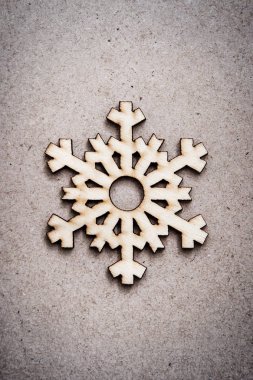 Ahşap dekoratif kar tanesi olarak Noel dekor Craft kağıt zemin üzerine. Renkli fotoğraf