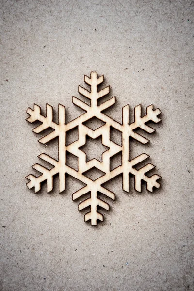 Ahşap dekoratif kar tanesi olarak Noel dekor Craft kağıt zemin üzerine. Renkli fotoğraf