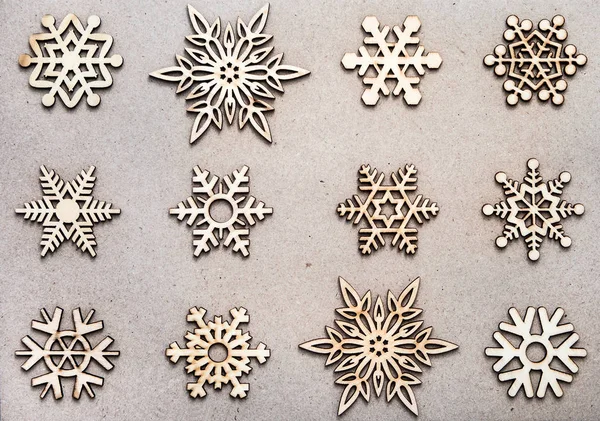 Copos Nieve Decorativos Madera Sobre Fondo Papel Artesanal Como Decoración —  Fotos de Stock