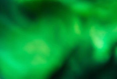 Taze yeşil arka plan üzerinde soyut parlayan ışık