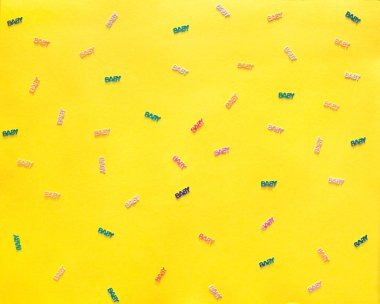 Pastel renkli konfeti bebek sarı zemin üzerine