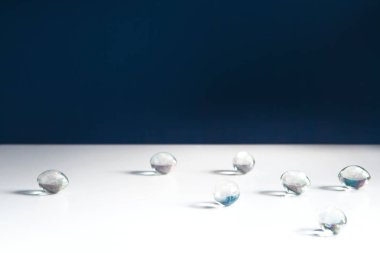 cam boncuk düz beyaz masa üzerinde dağınık