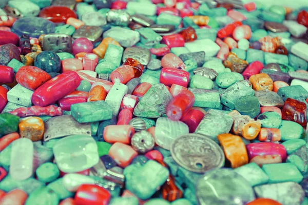 Närbild av färgglada Mint färgade handgjorda halv ädel pärlor — Stockfoto