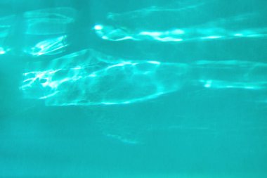 ışık ve gölgeler kostik ile mavi renkli soyut arka plan 