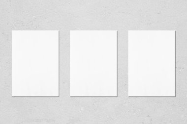 Üç boş beyaz dikey dikdörtgen poster mockups