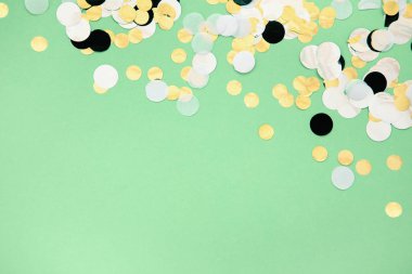 trendy nane renkli arka plan üzerinde folyo konfeti seyrek