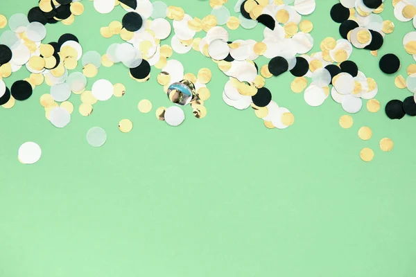 Folie konfetti sparsom på trendy mynte farvet baggrund - Stock-foto