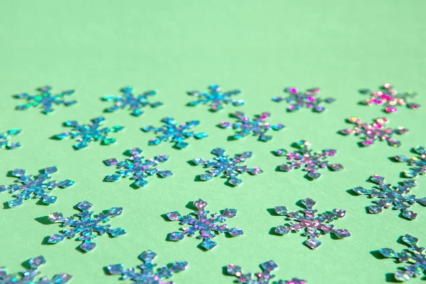 Holografisk folie snöflingor på Mint bakgrund med kopierings utrymme — Stockfoto