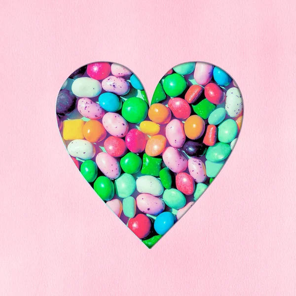 Forma do coração preenchido com pequenos doces coloridos — Fotografia de Stock