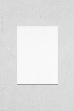Gri beton ba üzerinde boş beyaz dikey dikdörtgen poster mockup