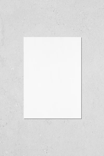 Esvaziar branco vertical retângulo poster mockup em betão cinzento ba — Fotografia de Stock