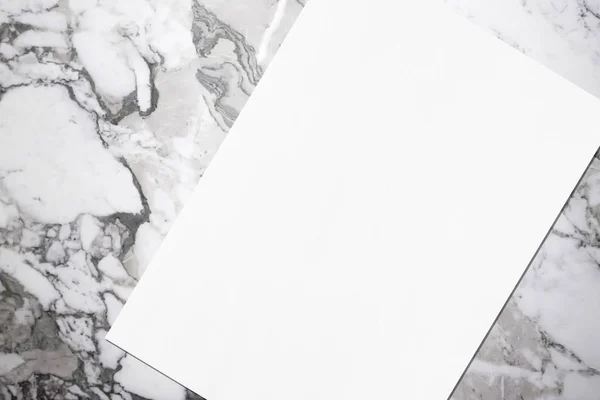 Zbliżenie pustego białego prostokąta plakat makieta leżącego ukośnie — Zdjęcie stockowe