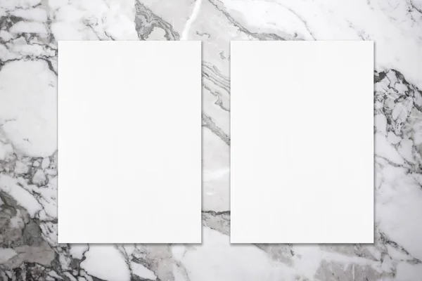 Dwa puste białe pionowe prostokąty plakat na szarym marmurze — Zdjęcie stockowe