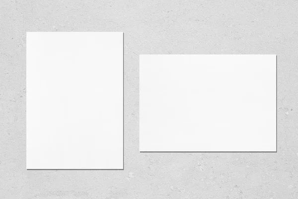 Дві порожні білі вертикальні та горизонтальні макети плакатів — стокове фото
