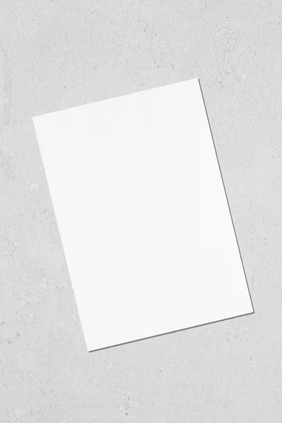 空白色矩形海报模型斜躺在灰色康 — 图库照片