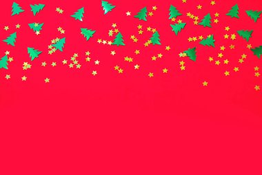 yeşil noel ağaçları ve altın yıldız konfeti kırmızı sırt seyrek