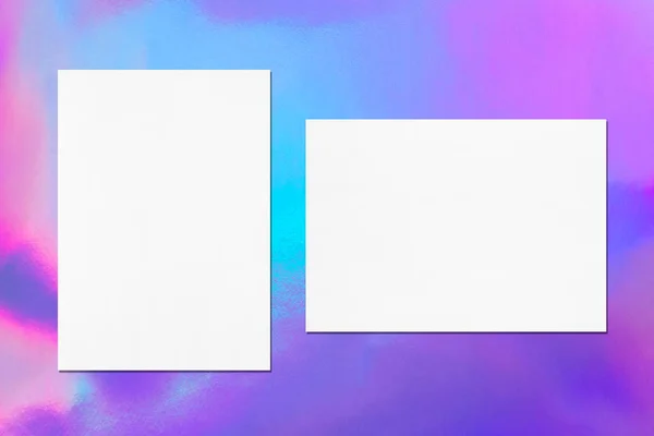 Dva prázdné bílé vertikální obdélníkové sloupky na holografickém — Stock fotografie
