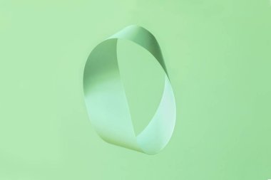 Mobius şerit nane arka plan üzerinde havada yükselen