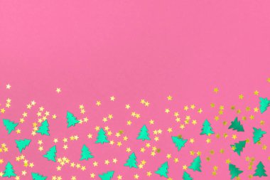 yeşil noel ağaçları ve altın yıldız pembe bac üzerinde konfeti seyrek