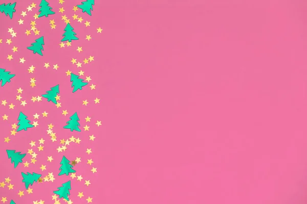 Alberi di Natale verdi e stelle d'oro coriandoli sparse su bac rosa — Foto Stock