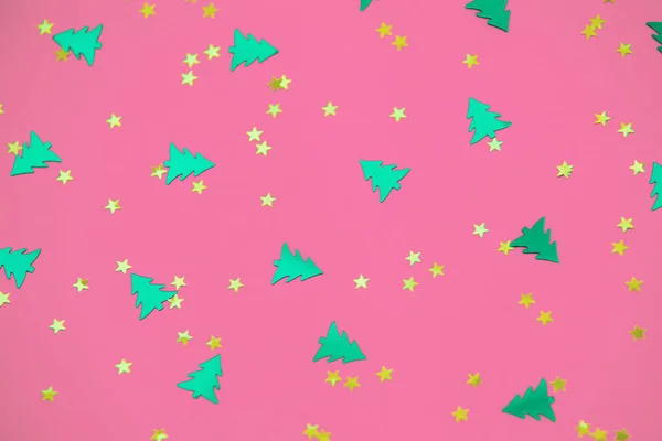 Alberi di Natale verdi e stelle d'oro coriandoli sparse su bac rosa — Foto Stock