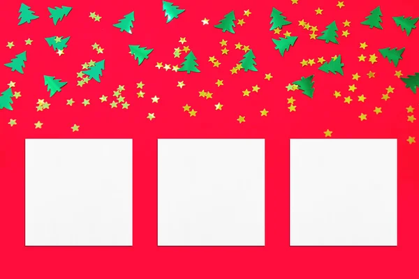Quadratischer Flyer oder Visitenkarten-Attrappen auf rotem Weihnachtsbac liegend — Stockfoto