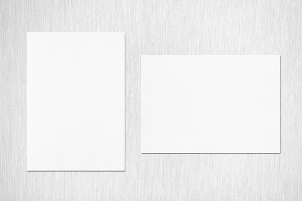 两个空的白色垂直和水平矩形海报模型 — 图库照片