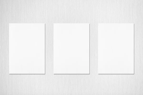 Três posters vazios de retângulo vertical branco ou maquetes de cartão — Fotografia de Stock