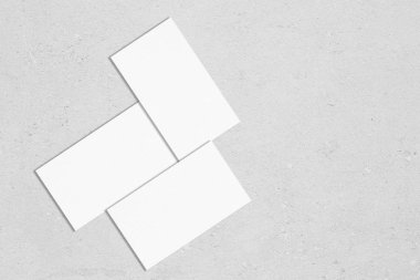 Gri beton bac üç beyaz dikdörtgen kartvizit mockups