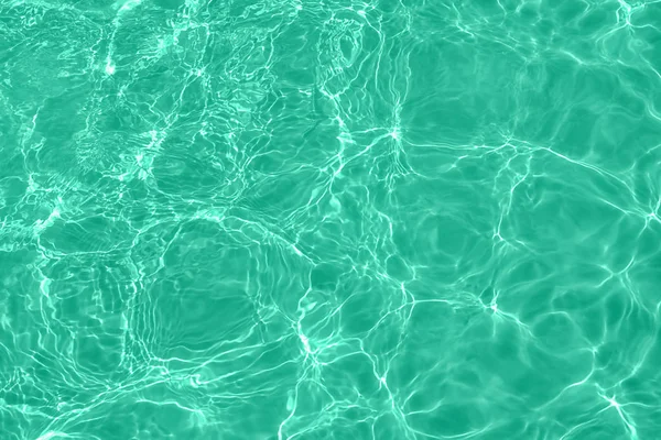 Calmo hortelã colorido superfície de água clara — Fotografia de Stock