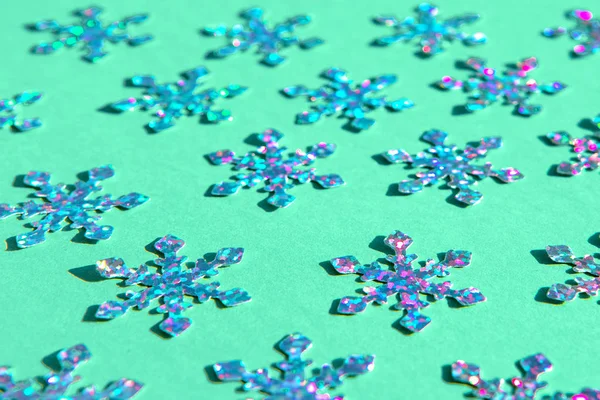 Holographische Folie Schneeflocken auf mint Hintergrund mit Kopierraum — Stockfoto