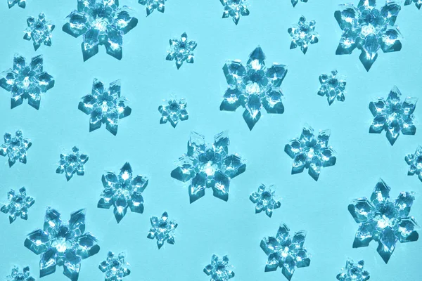 Ozdobné sněhové vločky řídké v módním světle modrém pozadí — Stock fotografie