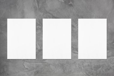 Üç boş beyaz dikey dikdörtgen poster mockups